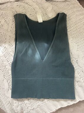 mahina Ribbed Deep V Crop Tank